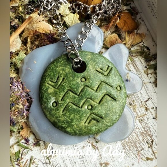 Vibrant green huge round disc pendant and Cuban chain necklace - Picture 1 of 2